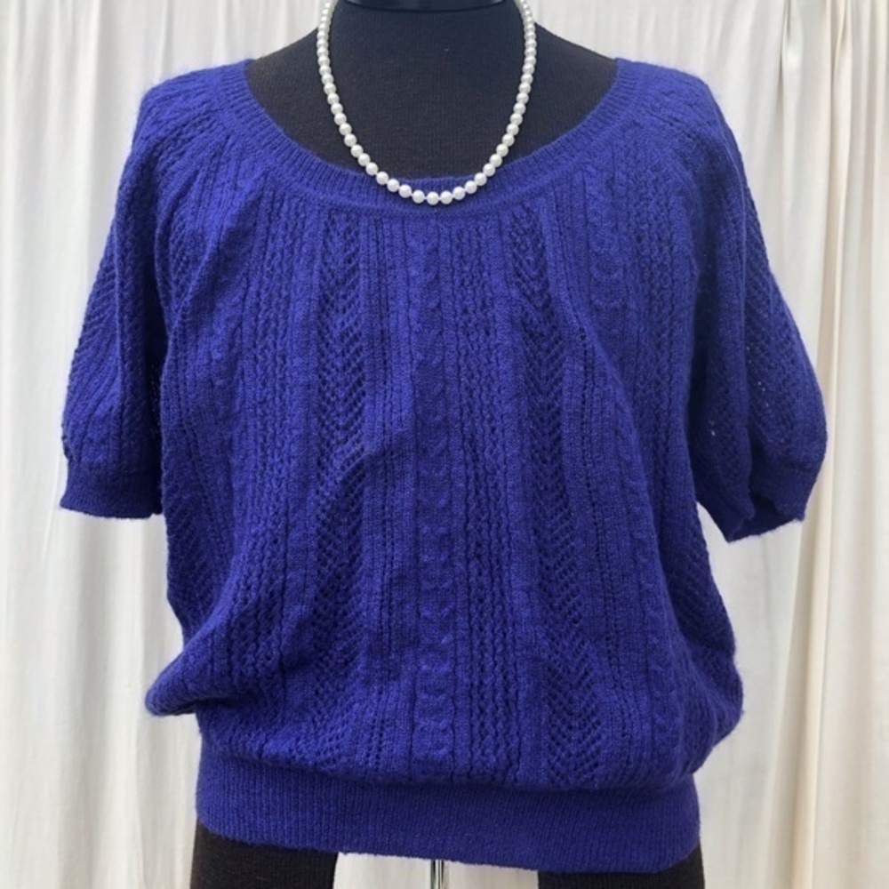 Express Knit sweater with round neck and short balloon sleeves.